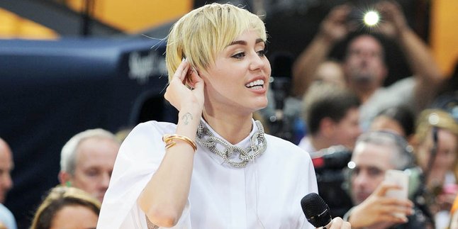 Usap Bibir Usai Cium Fans Cewek, Ini Penjelasan Miley Cyrus