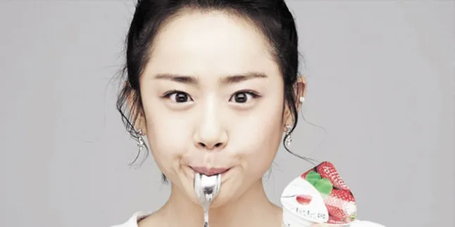Usia 26 Tahun, Moon Geun Young Tetap Imut Berseragam Sekolah