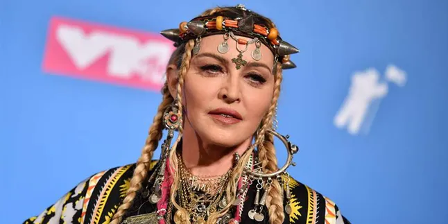 Usia Beda Hingga 36 Tahun, Madonna Tertangkap Mesra Bareng Pacar Barunya