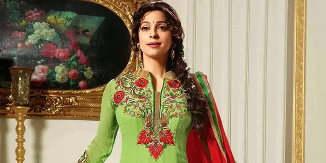 Usia Makin Matang, Juhi Chawla Tak Ragu Jadi Wanita 'Kejam'