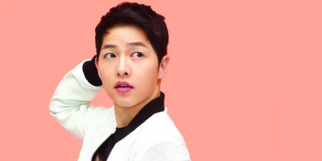 Usil Banget, Song Joong Ki Photobombing Selfie Orang Usil Banget, Song Joong Ki Photobombing Selfie Orang