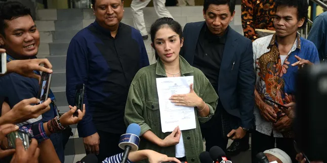 Ussy Sulistiawaty Berencana Penjarakan Orang yang Merundung Anaknya Ussy Sulistiawaty Berencana Penjarakan Orang yang Merundung Anaknya