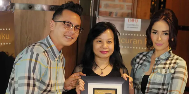 Ussy Sulistiawaty: Buku Kisah Cinta Saya Berani Bicara Jujur Ussy Sulistiawaty: Buku Kisah Cinta Saya Berani Bicara Jujur