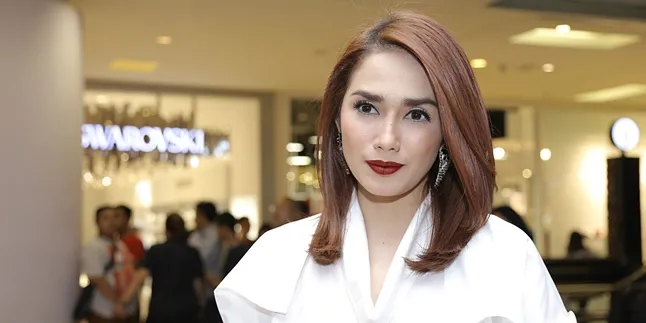 Ussy Sulistiawaty Jual Murah Koleksi Baju Sekali Pakai Miliknya