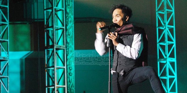 Ustadz Yusuf Mansyur Pimpin Doa Sebelum Konser Slank