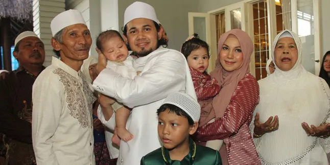 Ustaz Guntur Bumi Ajari Anaknya Berbagi di Idul Adha