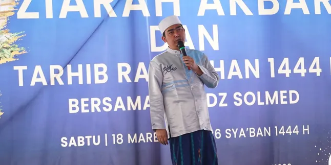 Ustaz Solmed Dakwah Sekaligus Ziarah Makam Kedua Orangtuanya di Al Azhar Memorial Garden