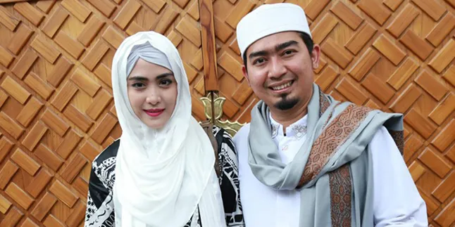 Ustaz Solmed Tak Kapok Ceramah, April Jasmine Hanya Bisa... Ustaz Solmed Tak Kapok Ceramah, April Jasmine Hanya Bisa...