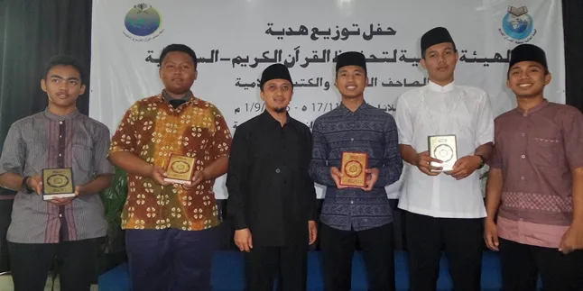 Ustaz Yusuf Mansur Bagikan 1000 Kontainer Al Quran Kepada Santri