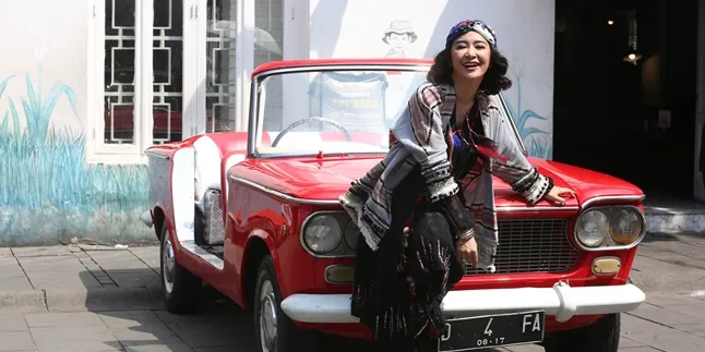 Uut Permatasari Tampil Santai Pakai Piyama Saat Temani Putranya Nonton di Bioskop