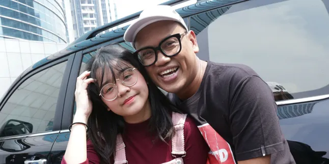 Uya Kuya Ungkap Alasan Kenapa Sering Memakai 'Sepatu Belang'