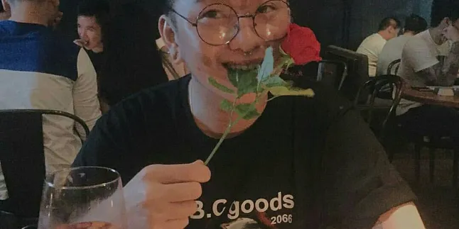 Valentine Dinner, DJ ini Makan Daun Mawar Bareng Pacar