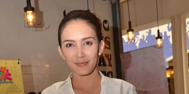 Valentine, Rieke Dyah Pitaloka Beri Bunga Teten Masduki