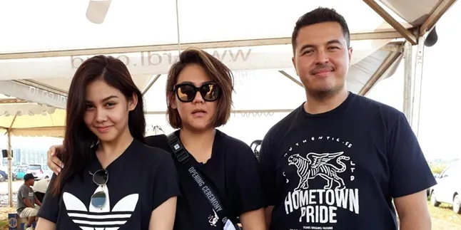 Vanesha dan Sissy Prescillia Pertama Kali Ikuti Ajang Balap Rally Vanesha dan Sissy Prescillia Pertama Kali Ikuti Ajang Balap Rally