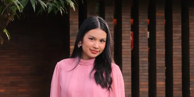 Vanessa Zee and Rony Parulian Release Song 'Takkan Terulang', Full of Emotion