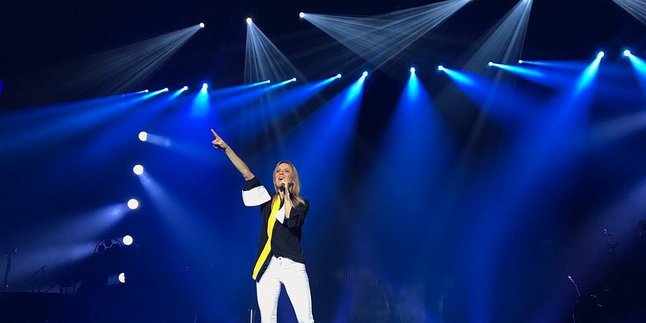 Veronic DiCaire Sukses Mencuri Perhatian di Konser Perdana Celine Dion