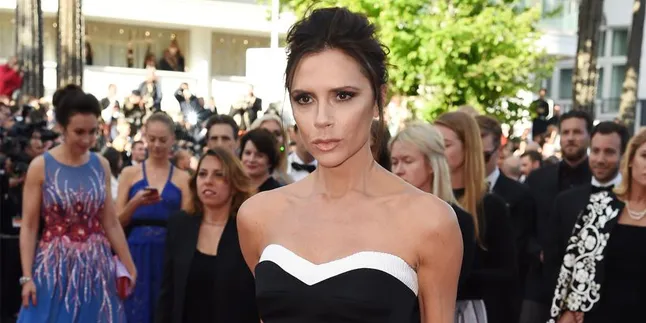 Victoria Beckham Kala Jadi Model Remaja, Keriting & Senyum Cantik Victoria Beckham Kala Jadi Model Remaja, Keriting & Senyum Cantik