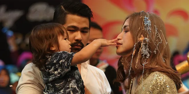 VIDEO: 2 Hari Sekolah, Baby El Sudah Bisa Lepas Sepatu Sendiri VIDEO: 2 Hari Sekolah, Baby El Sudah Bisa Lepas Sepatu Sendiri