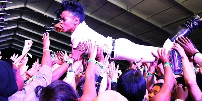 [Video] Ada Alien, Janelle Monae Ajak Dansa di 'Dance Apocalyptic'