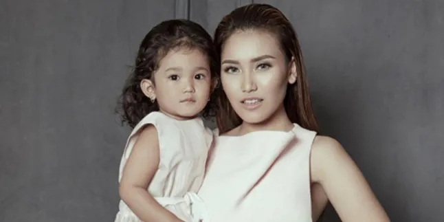 VIDEO: Baby Iqis Nyanyi 'Bunda', Ayu Ting Ting Menangis