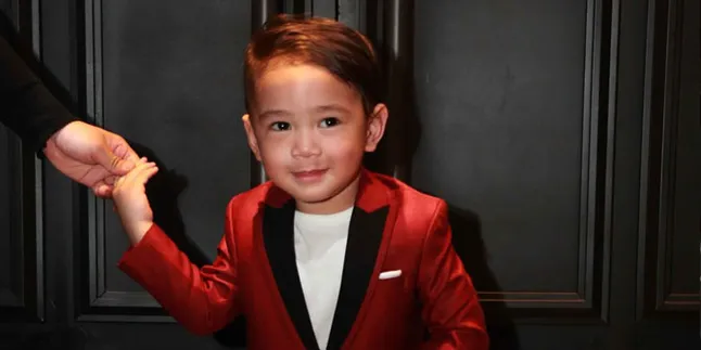 [VIDEO] Begini Gaya Rafathar Waktu Nge-Vlog Sendiri, Nggemesin!
