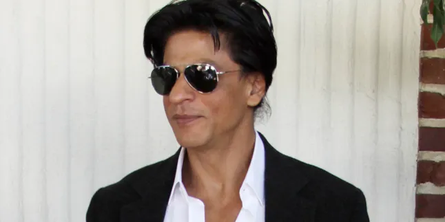 [Video] Bikin Heboh Bandara, Shahrukh Khan Nyaris Tak Bisa Gerak