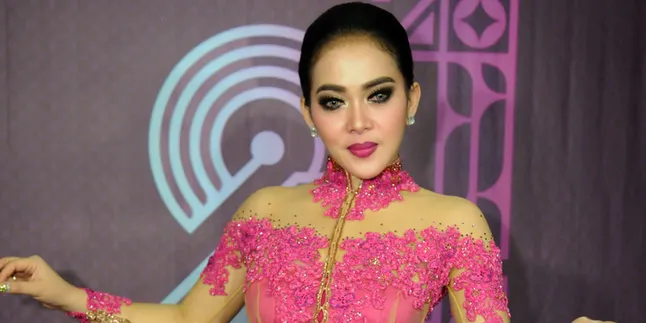 [VIDEO] Bikin Video Bareng, Syahrini Dan Prilly Beri Kecup Mesra