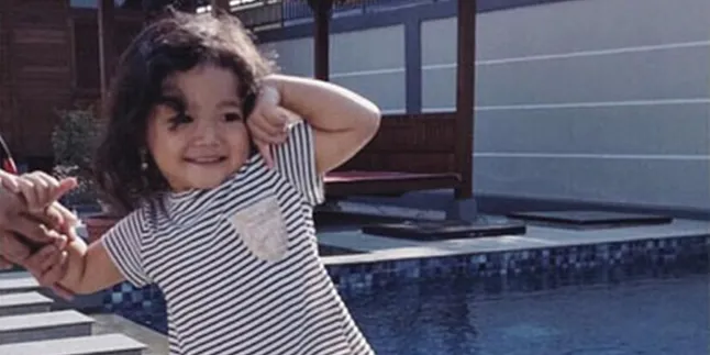 Video: Bukti Sosialita Sejati, Baby Bilqis Santai Cantik di Salon