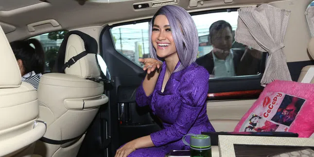 Video Call Dengan Seorang Bule, Jupe Sudah Punya Gandengan Baru?