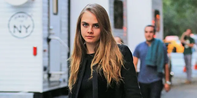 [VIDEO] Cara Delevingne Dorong Paparazzi, Lalu Kabur!