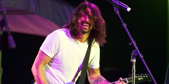 [Video] Dave Grohl Bawakan Lagu Milik Queen Bareng Chevy Metal