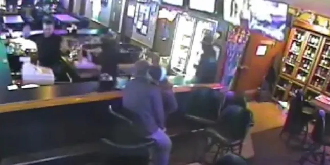 VIDEO: Di Tengah Perampokan, Pasangan Ini Masih Asyik Berciuman