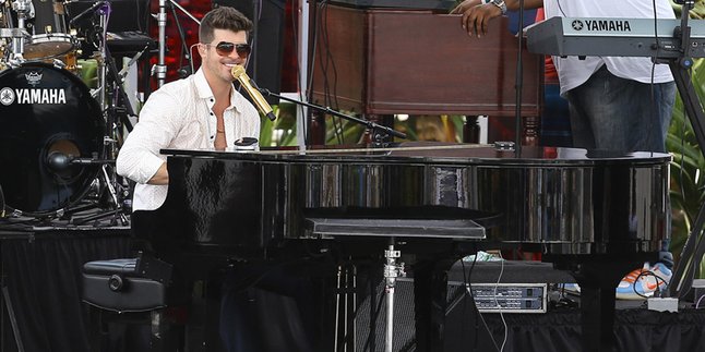 [Video] Galau, Robin Thicke Nyanyikan Lagu Untuk Paula Patton