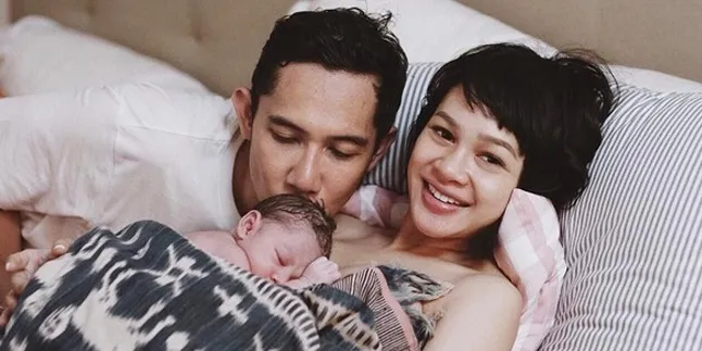 [Video] Gaya Tulus Menggendong Baby Kawa Anak Andien, Unyu