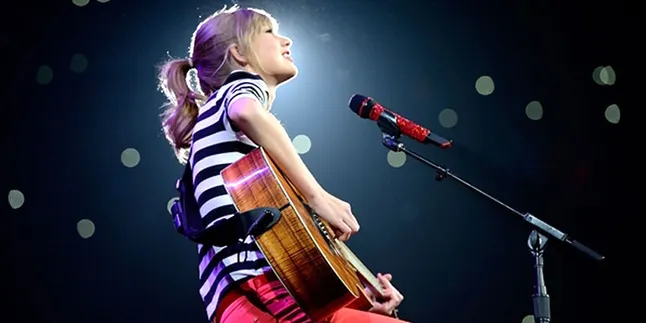 [Video] Gigi Taylor Swift Patah Kena Hantam Microphone!