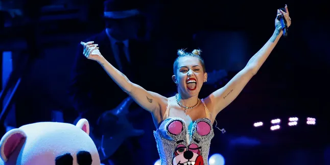 [Video] Giliran Penari Latar Miley Cyrus Lakukan Twerking
