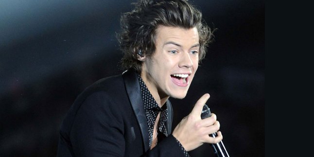 [Video] Harry Styles Pelorotkan Celana Saat Tampil di Brazil