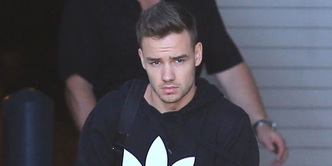 [Video] Heboh, Liam Payne Terpeleset Jatuh di Atas Panggung