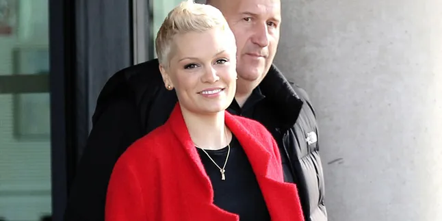 [Video] Jessie J Menari di Antara Sambaran Petir