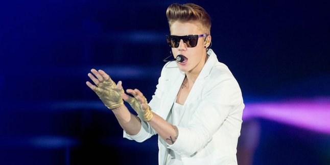 [Video] Justin Bieber Masukkan Smartphone Fansnya ke Celana