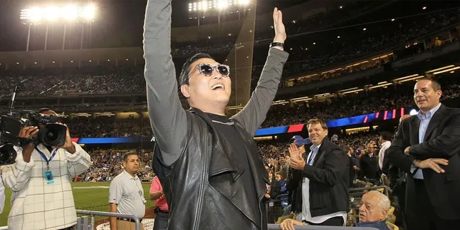 [Video] Kejutan, PSY Menari di Pertandingan Baseball Los Angeles!