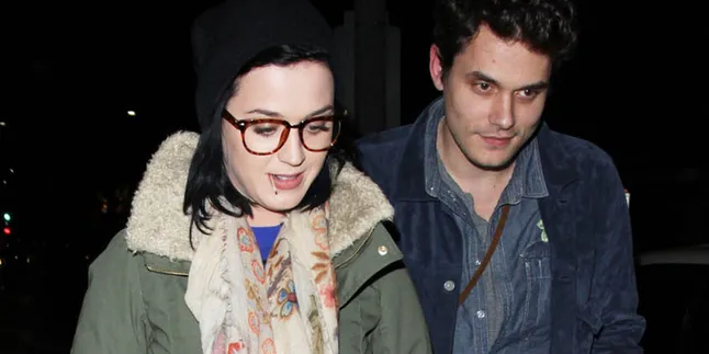 [Video] Kejutkan Fans di Konser, John Mayer Cium Pipi Katy Perry