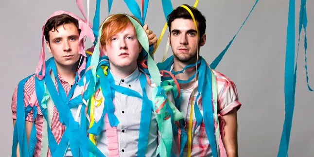 [Video] Kepala Pun Jadi Bola Bowling di Klip Two Door Cinema Club!