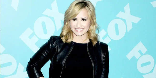 [Video] Keren! Demi Lovato Perform di Air Terjun Niagara!