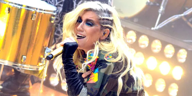 [Video] Kesha Bisa Main Keyboard Pakai Payudara!