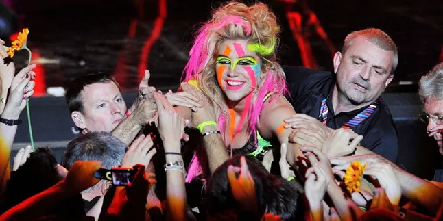 [Video] Kesha Tampil Seksi di American Music Awards 2012