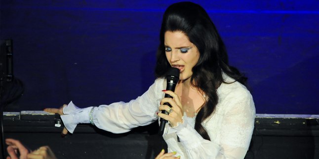 [Video] Lana Del Rey Bermesraan di Pantai West Coast