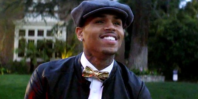 [Video] Larikan Gadis, Chris Brown Dikepung Gangster di 'Fine China'