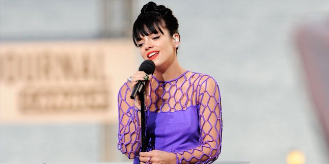 [Video] Lily Allen Rayakan Kenangan di Festival Glastonbury