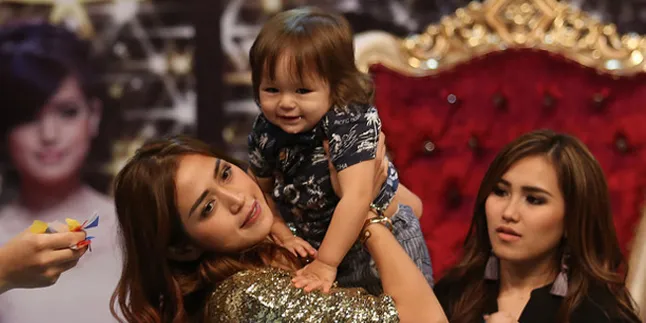 VIDEO: Lucunya Baby El Barrack Saat Bawa Koper ke Mana-Mana